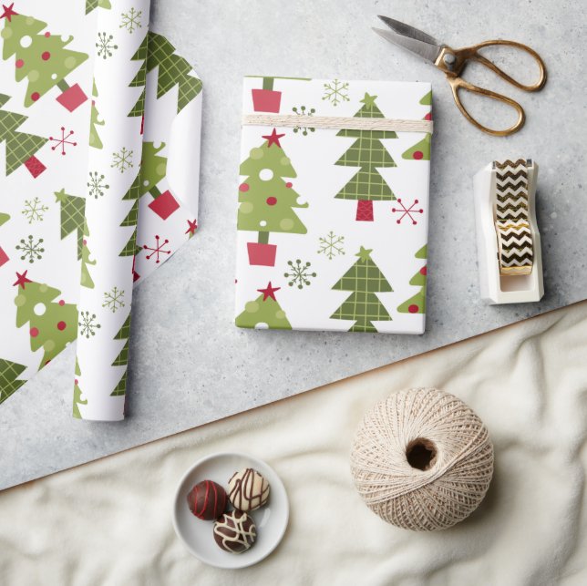 Klassische Niedliche Weihnachtsbäume Grün Weiß Rot Geschenkpapier (Kunsthandwerk)