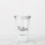 Klassische Schrift Personalisierter Name von Bride Acryltrinkbecher<br><div class="desc">Personalisierte Bridesmaids Geschenke mit dem personalisierten Namen der Brautjungfrau im klassischen Schriftart-Stil mit Titel und Hochzeitsdatum im modernen Sans Serif Schriftart Stil. Auch perfekt für die Trauzeugin,  Blumenmädchen,  Brautmutter und vieles mehr.</div>