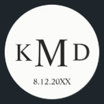 Klassische Schwarz-weiße Monogram Bride Groom Wedd Runder Aufkleber<br><div class="desc">Klassische und elegante schwarz-weiße Monogramm Hochzeitsaufkleber. Bride,  Groom und Nachname Initialen. Die Hintergrundfarbe kann geändert werden,  um den Anzug Ihres Farbschemas zu erhalten. Ideal für Tischdekoration,  Umschläge,  Gefälligkeiten,  vielen Dank ... Kontakt Designer für weitere Variationen.</div>