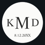 Klassische Schwarz-weiße Monogram Bride Groom Wedd Runder Aufkleber<br><div class="desc">Klassische und elegante schwarz-weiße Monogramm Hochzeitsaufkleber. Bride,  Groom und Nachname Initialen. Die Hintergrundfarbe kann geändert werden,  um den Anzug Ihres Farbschemas zu erhalten. Ideal für Tischdekoration,  Umschläge,  Gefälligkeiten,  vielen Dank ... Kontakt Designer für weitere Variationen.</div>