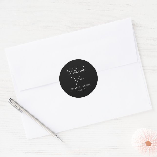 Klassische Script Minimal Calligrafy Black Wedding Runder Aufkleber (Umschlag)