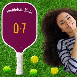 Klassische sportliche Pickleball-Mutter mit indivi Pickleball Schläger