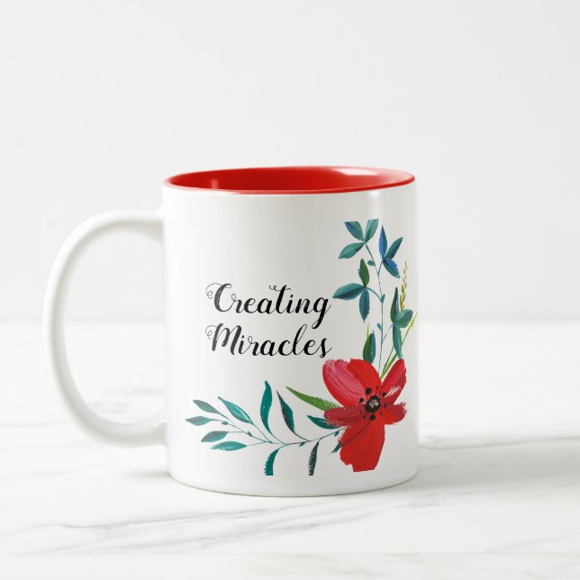 Klassische Tasse des herrlichen Blumenkaffees (Links)