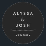Klassische und minimale Schwarz-Weiß-Hochzeit Runder Aufkleber<br><div class="desc">Dieser stilvolle,  minimalistische Hochzeitsaufkleber enthält weißen Text mit Ihren Namen und Hochzeitsdatum auf dunklem schwarzem Hintergrund.</div>