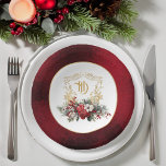 Klassische Weihnachtsblumenfeier Mongram Wedding Pappteller<br><div class="desc">Das zeitlose und elegante und festliche Hochzeitsdesign mit klassisch handgezeichnet goldblühendem Wappen und einem farbenfrohen Spray aus rot-weißen Weihnachtsgebäck und Evergreens. Diese benutzerdefinierte Vorlage enthält bearbeitbare Textfelder sowie ein benutzerdefiniertes rundes Etikett mit goldstrukturierter Grenze. Der Außenrand ist mit einem opulenten,  rubinroten Samt-Hintergrund versehen.</div>