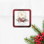 Klassische Weihnachtsblumenfeier Mongram Wedding Quadratischer Aufkleber<br><div class="desc">Das zeitlose und elegante und festliche Hochzeitsdesign mit klassisch handgezeichnet goldblühendem Wappen und einem farbenfrohen Spray aus rot-weißen Weihnachtsgebäck und Evergreens. Diese benutzerdefinierte Vorlage enthält bearbeitbare Textfelder,  benutzerdefinierte Textgrafiken und eine goldstrukturierte Grenze. Der Außenrand weist eine opulente,  rubinrote Samtstruktur auf.</div>
