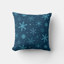 Klassische Weihnachtsschneeflocken auf marineblau Kissen