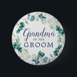 Klassische Weiße Blume Oma des Grooms Button<br><div class="desc">Die Oma der Bräutigubrücke ist in den klassischen weißen Blume für eine Hochzeitsdusche im Frühjahr geeignet. Das elegante Blumendesign besticht durch weiche Elfenbein- und Weißrosen,  Pfannkuchen und Chrysanthemum mit Touchs von periwinkelblauen Aquarellfarben und grünem Blattwerk.</div>