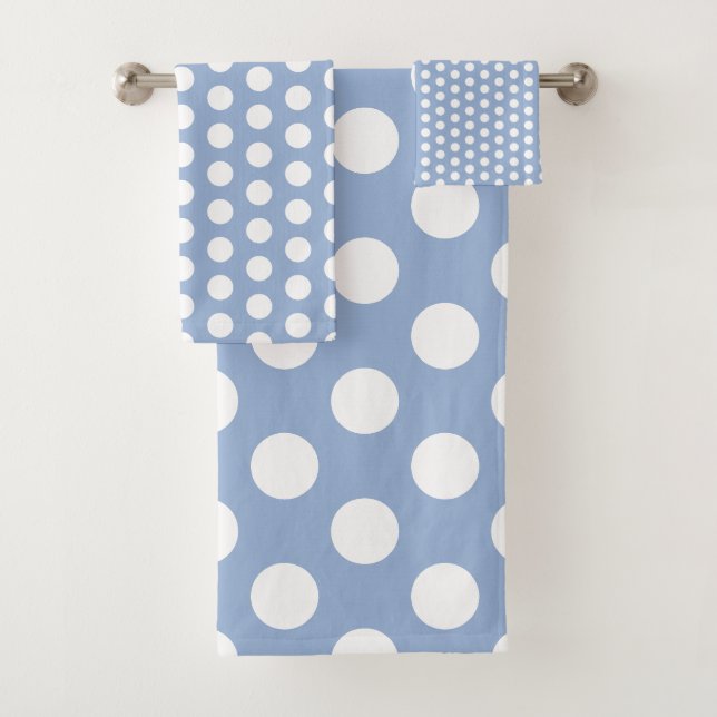 Klassische weiße Polka Punkte auf weichem Blau Badhandtuch Set (Insitu)