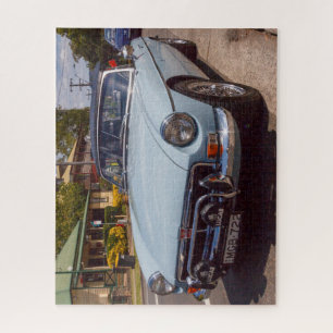 Klassischer blauer Roadster-Sportwagen MGB.