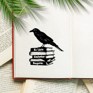Klassischer Bücherstapel mit Raven Ex Libris Stemp Permastempel