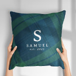 Klassischer Feiertag karierter marinebrünen Weihna Kissen<br><div class="desc">Dieser elegante und stilvolle Urlaub kariert - inspiriert von Black Watch tartan Muster - ist ein perfekter personalisierter Urlaubsstil. Der karierte Hintergrund der Marine und der grünen Weihnachtszeit bietet auch Platz für einen Anfangs-, Nachnamen und anderen Sondertext. Mit diesem karierten Kissen, das speziell für die Lea Delaveris Design-Kollektion entworfen wurde,...</div>