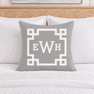 Klassischer grauer griechischer Schlüssel-Monogram Kissen