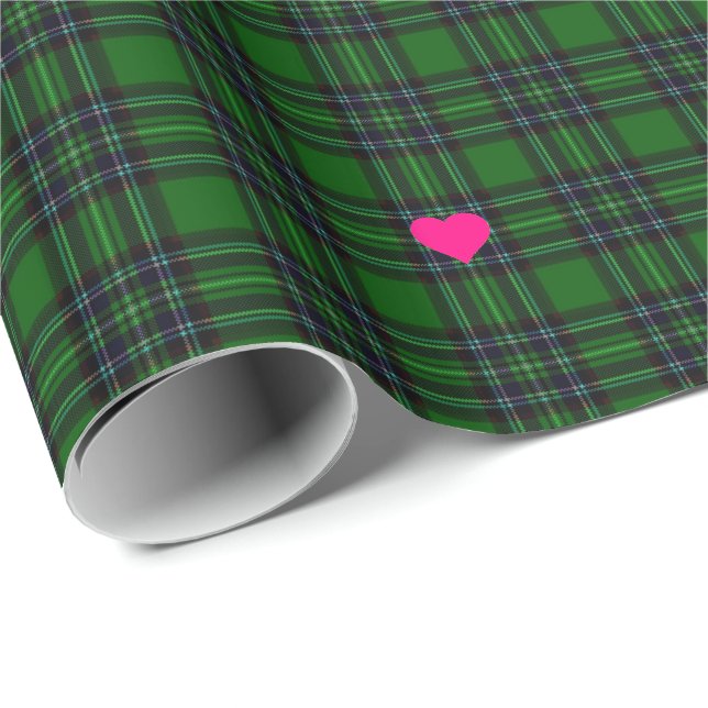 Klassischer Grüner Tartan Kariert rosa Herzakzent Geschenkpapier (Rolleneckpunkt)