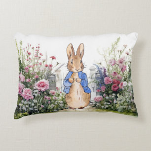 Klassischer Hase in seinem Garten Dekokissen