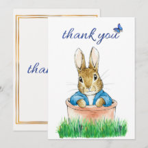 Klassischer Hase sitzt in einem Blumenkübel