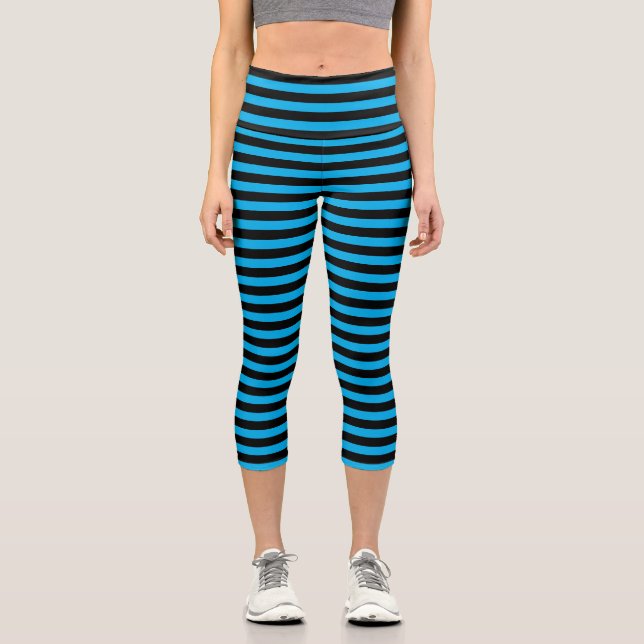 Klassischer Himmel Blau und Schwarz Streifen Capri Leggings (Vorderseite)