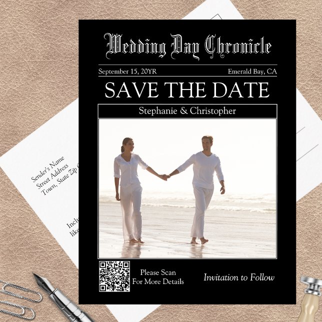 Klassischer Hochzeits-QR-Code in Zeitung Save the  Postkarte (Classic Newspaper Wedding QR code Save the Date Postcard)