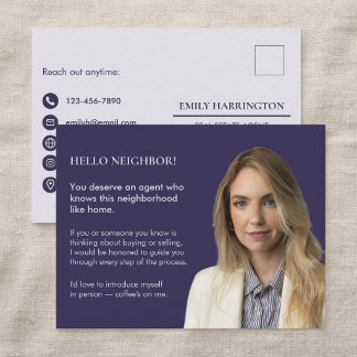 Klassischer Immobilienmakler mit lila Einführungss Postkarte