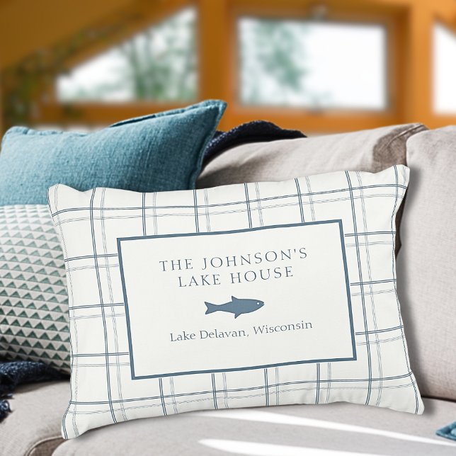 Klassischer, individualisierbarer Karierter Lake H Dekokissen (Personalized Lake House Pillow with Fish – cozy, rustic house warming gift for lake life lovers!)