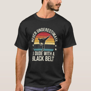 Klassischer Karate-Schwarzgurt Unterschätze niemal T-Shirt