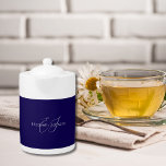 Klassischer minimalistischer Klassiker in Blau und<br><div class="desc">das design zeigt einen personalisierbaren namen zusammen mit einem personalisierbaren namen monogramm in klassisch weißer kalligrafie und typografie mit marineblau hintergrund.</div>