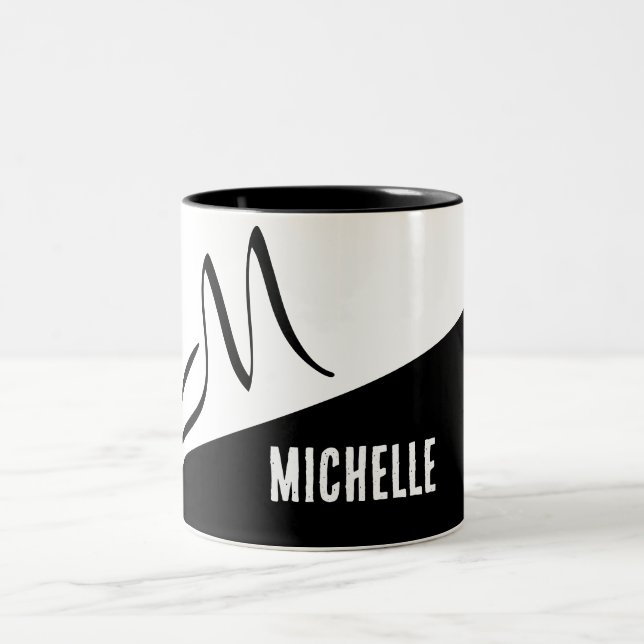 Klassischer Mit Monogramm Schwarz-Weiß-Farbblock Zweifarbige Tasse (Mittel)