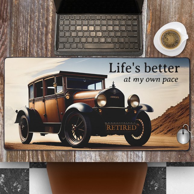 Klassischer Oldtimer-Ruhestand Schreibtischunterlage (Desk mat featuring a classic vintage car design with a retirement theme)