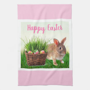 Klassischer Osterhase und Feiertagskorb / Rosa Geschirrtuch