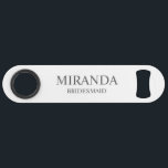 Klassischer Personalisierter Name der Bridesmaid Speed Flaschenöffner<br><div class="desc">Personalisierter Name von Bridesmaid Dieses Design zeichnet sich durch den Namen und den Titel der personalisierten Brautjungfrau im klassischen Serif-Schriftart-Stil auf weißem Hintergrund aus. Auch perfekt für die Trauzeugin,  Mutter der Braut und mehr.</div>