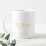 Klassischer Personalisierter Trauzeuge aus Weiß un Kaffeetasse<br><div class="desc">Klassische Geschenke aus Personalisiertem Trauzeuge,  die den Namen,  den Titel und das Hochzeitsdatum des personalisierten Trauzeugen im klassischen Serif-Schriftart-Stil enthalten. Auch perfekt für Trauzeuge,  Vater der Braut und mehr. Bitte beachten Sie: Die Details der Folie werden im Kunstwerk simuliert. Bei der Herstellung dieses Produktes wird keine Folie verwendet.</div>