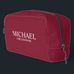Klassischer Personalisierter Trauzeuge Waschbeutel<br><div class="desc">Klassische Geschenke für Personalisierten Trauzeuge mit dem Namen und dem Titel des personalisierten Trauzeugen im klassischen,  weißen Serifenstil auf bordeauxrotem Hintergrund. Auch perfekt für Trauzeuge,  Vater der Braut und mehr.</div>