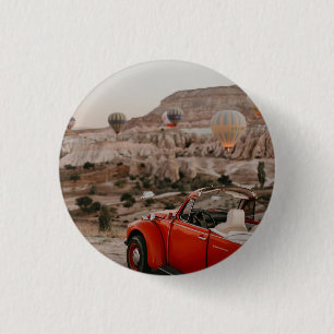 Klassischer roter Oldtimer beim Beobachten von Hei Button