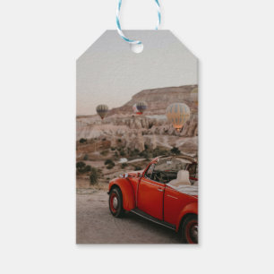 Klassischer roter Oldtimer beim Beobachten von Hei Geschenkanhänger
