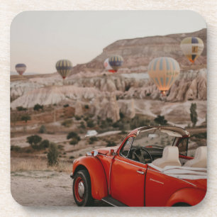 Klassischer roter Oldtimer beim Beobachten von Hei Getränkeuntersetzer