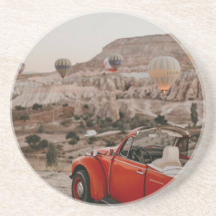Klassischer roter Oldtimer beim Beobachten von Hei Getränkeuntersetzer