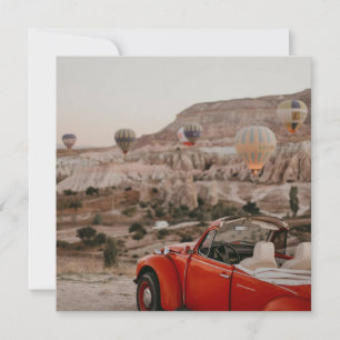Klassischer roter Oldtimer beim Beobachten von Hei Karte
