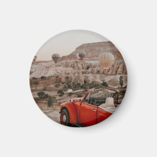 Klassischer roter Oldtimer beim Beobachten von Hei Magnet