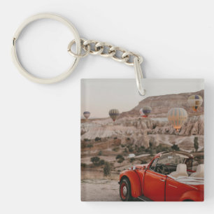 Klassischer roter Oldtimer beim Beobachten von Hei Schlüsselanhänger
