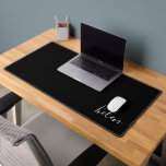 Klassischer Schwarz-Weiß-Personalisiert Schreibtischunterlage<br><div class="desc">Diese moderne und elegante Schreibtischmatte mit einer schwarz-weißen Schrift verleiht Ihrem Schreibtisch einen individuellen Stil. Text ist vollständig anpassbar. Macht ein großartiges Geschenk.</div>
