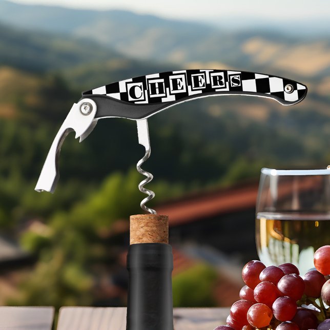 Klassischer Schwarz-Weiß-Weinöffner Kellnermesser (A wine corkscrew bottle opener featuring a classic black and white checkered design and Cheers text)