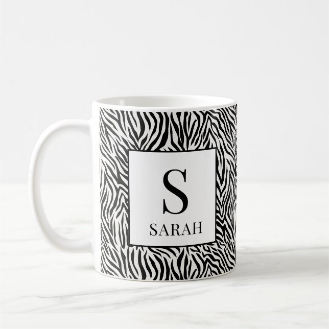 Klassischer Schwarz-Weiß-Zebra-Monogramm-Becher Kaffeetasse (Links)
