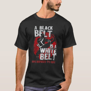 Klassischer Schwarzgurt ist ein Weißgurt, der aufg T-Shirt