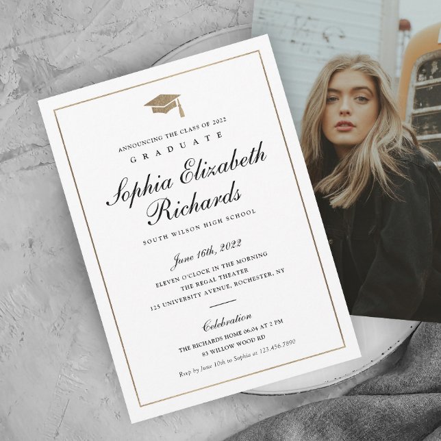 Klassischer Script Gold Foto Abschluss Ankündigung (Elegant calligraphy black, white and gold photo graduation announcement.)