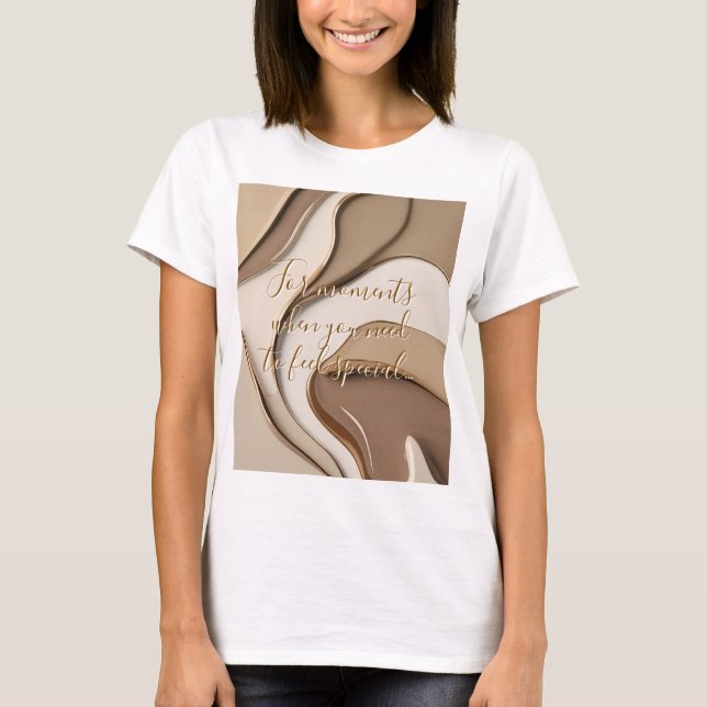 Klassischer T - Shirt in abstrakter Grafik (Vorderseite)