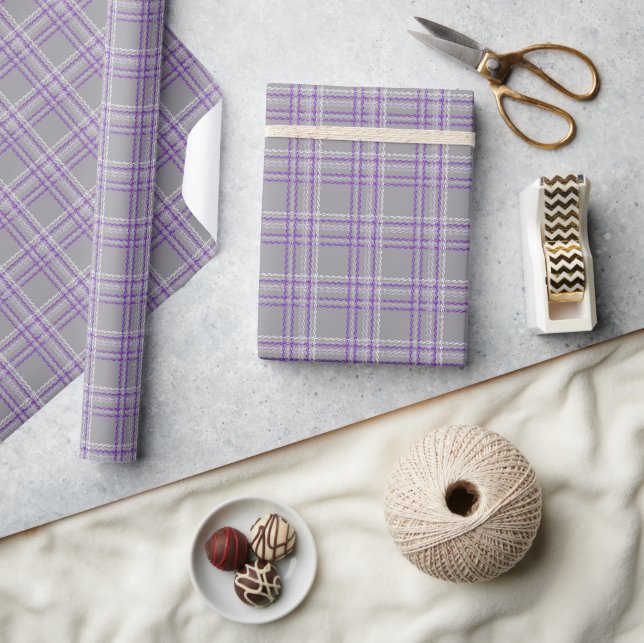 Klassischer Tartan kariert. Grau, lila Geschenkpapier (Kunsthandwerk)