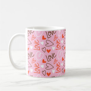 Klassischer Tasse mit hingekritzelten Liebesherzen