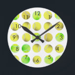 Klassischer Tennisball-Muster-Spieler Weiß Runde Wanduhr<br><div class="desc">So viele grüne Tennisbälle! Tennisball-Muster für einen Tennisspieler oder Tennistrainer. Geschenk für einen Tennisspieler. Modernes,  trendiges und liebevolles Tennismuster im Tennisstil.</div>