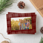 Klassischer Tiefroter Karierter Rahmen Folien Feiertagskarte<br><div class="desc">Ein bisschen Glanz verwandelt das immer gemütliche Motiv des karierten in ein winterwürdiges Urlaubsmuster, um Ihr bestes Foto des Jahres zu gestalten und Ihren Freunden und Freunden ein fröhliches Urlaubserlebnis zu bieten. Ein tiefer, bordeauxroter Hintergrund fühlt sich warm und festlich an, mit echten Goldfolien-Akzenten in Rose und personalisiertem Text lasse...</div>