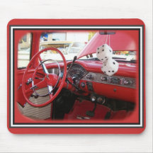 Klassischer Wagen mit Würfeln